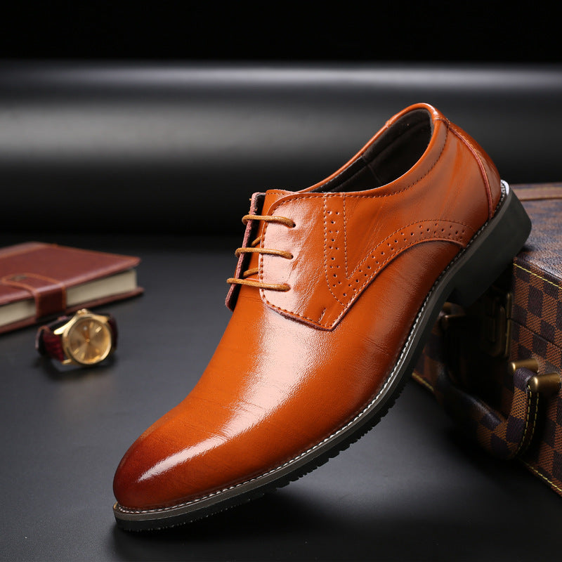 Eleganter brauner Lederschuh für Herren, glänzend poliert, auf schwarzem Hintergrund mit Uhr und Buch. Ideal für Business und formelle Anlässe.