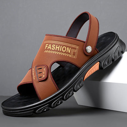 Braune Herrensandale mit schwarzer Sohle, modischem Design und "FASHION"-Aufschrift, ideal für Sommermode und bequemen Freizeitlook.