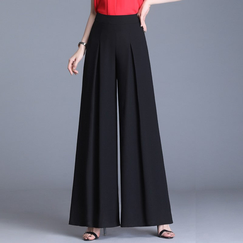 Damenhose mit weitem Bein in Schwarz, kombiniert mit rotem Oberteil. Elegante, modische Kleidung für Büro oder Abendveranstaltungen.
