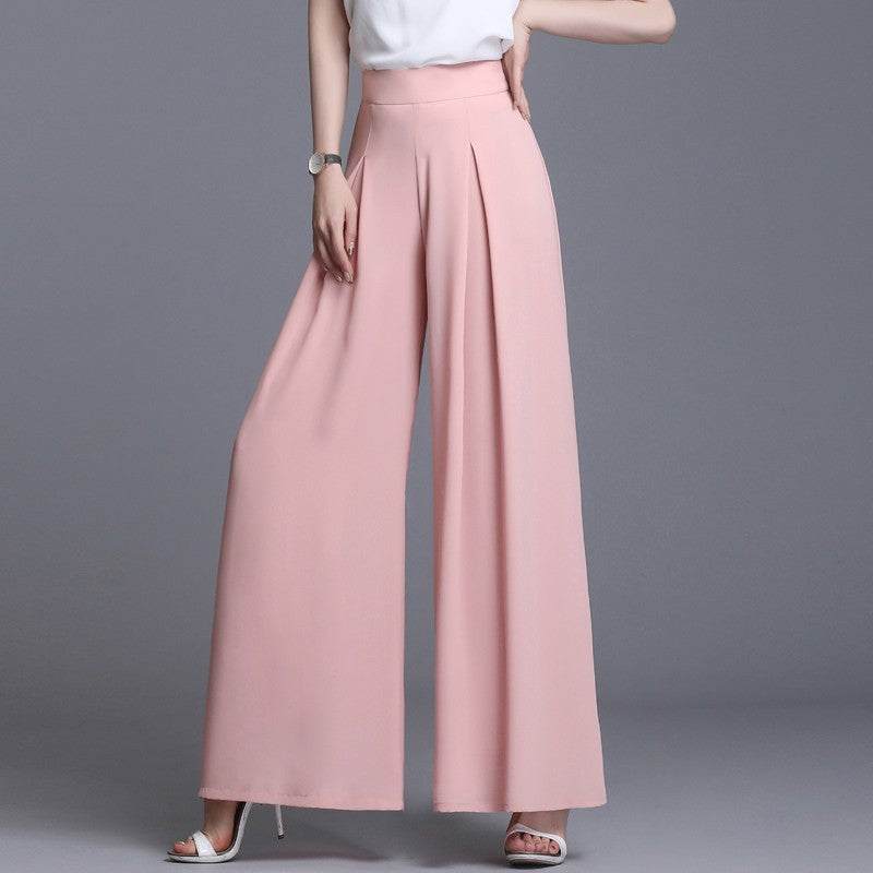 Damenhose in Rosa, weites Bein, hohe Taille, eleganter Stil, kombiniert mit weißem Oberteil und Sandalen. Perfekt für modische Anlässe.