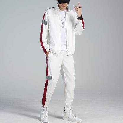 Mann in weißem Trainingsanzug mit roten Streifen, Baseballkappe und weißen Sneakers. Sportliche Mode, Freizeitkleidung, urbaner Stil.