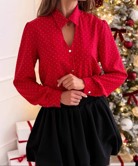 Frau in roter gepunkteter Bluse vor Weihnachtsbaum, festliche Kleidung, Weihnachtsdekoration, elegante Mode, festliche Jahreszeit.