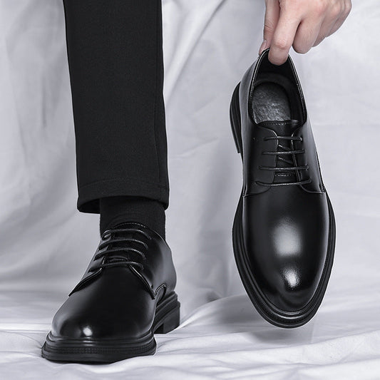 Schwarze Herren-Lederschnürschuhe, elegant und glänzend, ideal für formelle Anlässe. Perfekte Business-Schuhe für stilvolle Outfits.