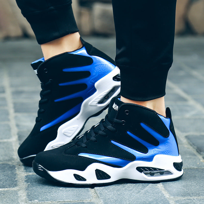 Schwarze und blaue High-Top-Sneaker auf grauem Pflaster, sportliches Design, ideal für Basketball und Freizeit, moderne Herrenmode.
