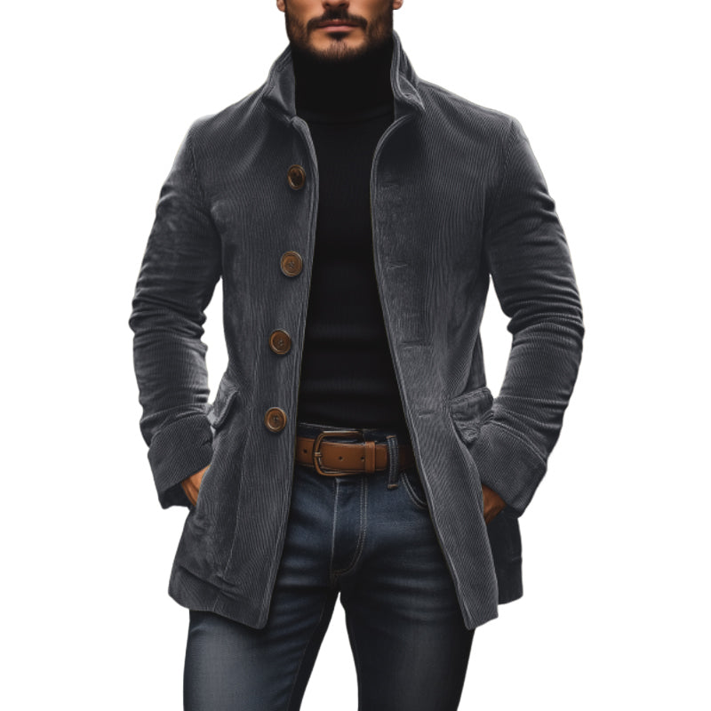Mann in grauem Cordmantel mit großen Knöpfen, schwarzem Rollkragenpullover und Jeans. Modischer Herbstlook für Herren.