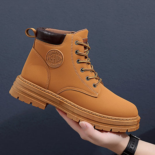 Brauner Herren-Winterstiefel mit Schnürung, robustem Profil und "Sports Fashion" Logo, ideal für Outdoor-Aktivitäten und kaltes Wetter.