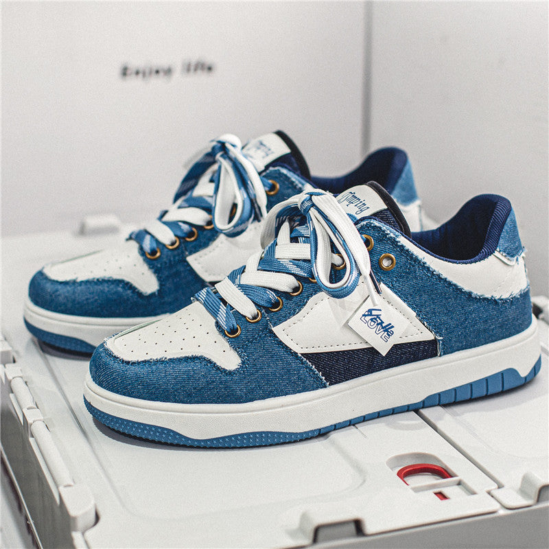 Blaue und weiße Sneaker mit Jeansstoff, weißen Schnürsenkeln und Logo-Details. Modische Turnschuhe für Herren, ideal für Freizeit und Sport.