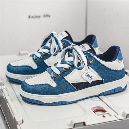 Blaue und weiße Sneaker mit Jeansstoff, weißen Schnürsenkeln und Logo-Details. Modische Turnschuhe für Herren, ideal für Freizeit und Sport.