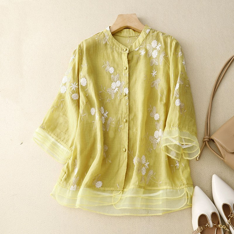 Gelbe Damenbluse aus Leinen mit floraler Stickerei, Knopfleiste und 3/4-Ärmeln, elegant und luftig, ideal für Sommermode und Freizeitoutfits.