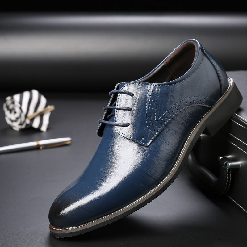 Eleganter blauer Lederschuh für Herren mit Schnürung, auf schwarzem Hintergrund. Stilvoller Business-Schuh, ideal für formelle Anlässe.