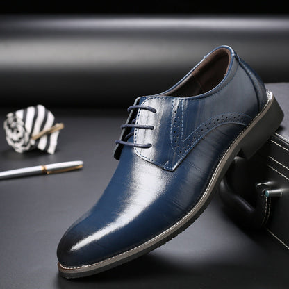 Eleganter blauer Lederschuh für Herren mit Schnürung, auf schwarzem Hintergrund. Stilvoller Business-Schuh, ideal für formelle Anlässe.