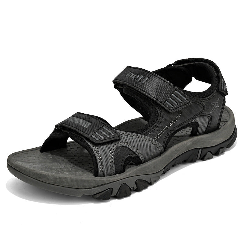 Graue Outdoor-Sandale für Herren mit verstellbaren Klettverschlüssen, rutschfester Sohle und robustem Design. Ideal für Wandern und Freizeit.