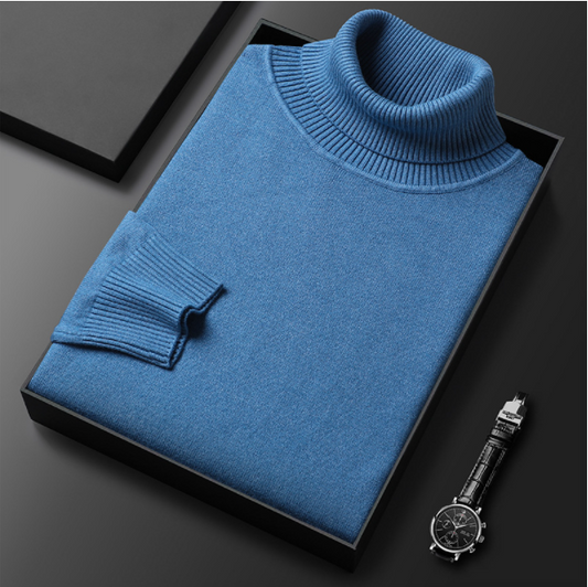 Blauer Rollkragenpullover aus Kaschmir in Geschenkbox, elegant gefaltet, neben einer stilvollen Armbanduhr. Hochwertige Mode, luxuriöses Design.