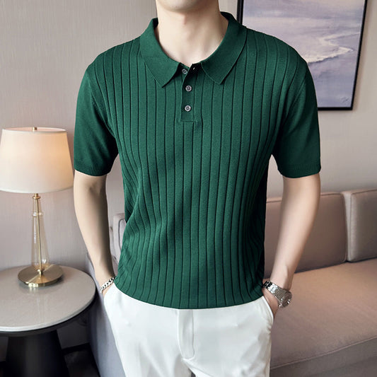 Mann trägt grünes, geripptes Poloshirt, steht in modernem Wohnzimmer. Stilvolle Herrenmode, elegantes Design, Freizeitkleidung.