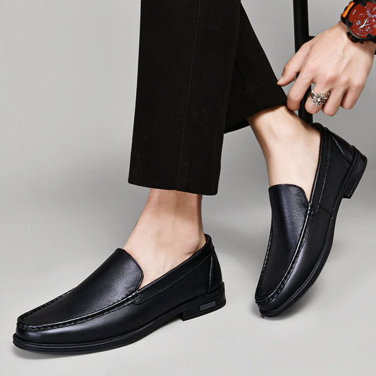 Schwarze Herren-Lederloafer, elegant und modern, getragen mit schwarzer Hose. Perfekte Schuhe für Business und Freizeit.