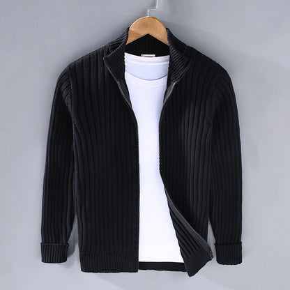 Schwarze Strickjacke mit Reißverschluss auf Bügel, kombiniert mit weißem T-Shirt. Modische Herrenbekleidung, ideal für Herbst und Winter.