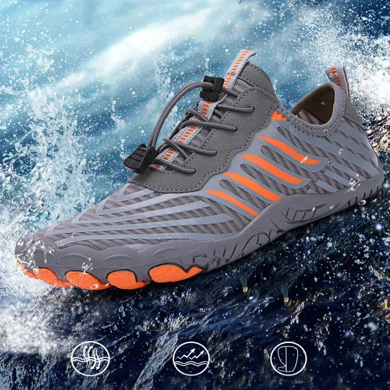 Grauer und orangefarbener Wasserschuh auf spritzendem Wasserhintergrund, rutschfest, atmungsaktiv, ideal für Outdoor-Aktivitäten und Wassersport.