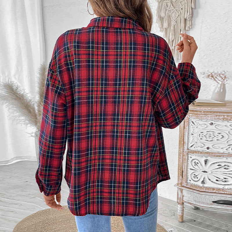Frau in rotem kariertem Hemd, Rückansicht, in modernem Wohnzimmer mit Boho-Dekor. Lässige Mode, Herbststil, gemütliche Inneneinrichtung.