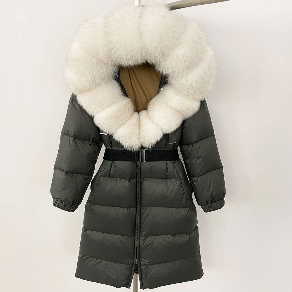 Dunkelgrüner Daunenmantel mit großem, weißem Kunstpelzkragen, modisch, warm, Winterjacke, Damenbekleidung, stilvoll, elegant, hochwertig.