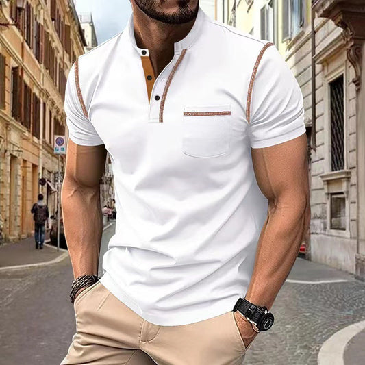 Mann in weißem Polohemd und beigen Hosen auf einer städtischen Straße. Mode, Herrenbekleidung, Sommeroutfit, lässiger Stil, urbane Kulisse.