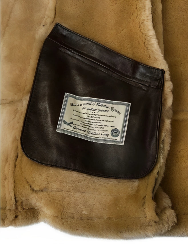 Innenansicht einer braunen Lederjacke mit Fellfutter und Zertifikatstasche. Hochwertige Materialien, luxuriöses Design, Wintermode.