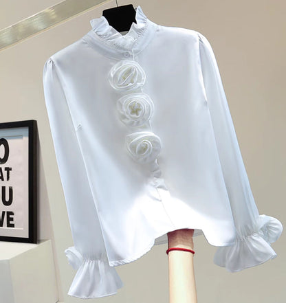 Weiße Bluse mit Rüschen und Rosenapplikationen, elegantes Design, langärmlig, perfekt für formelle Anlässe, Damenmode, stilvoll und modern.