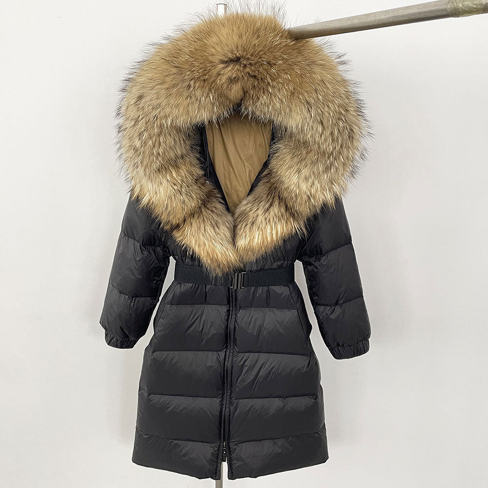Schwarzer Daunenmantel mit großem, flauschigem Fellkragen, Winterjacke, warm, modisch, Damenbekleidung, stilvoller Outdoor-Mantel.