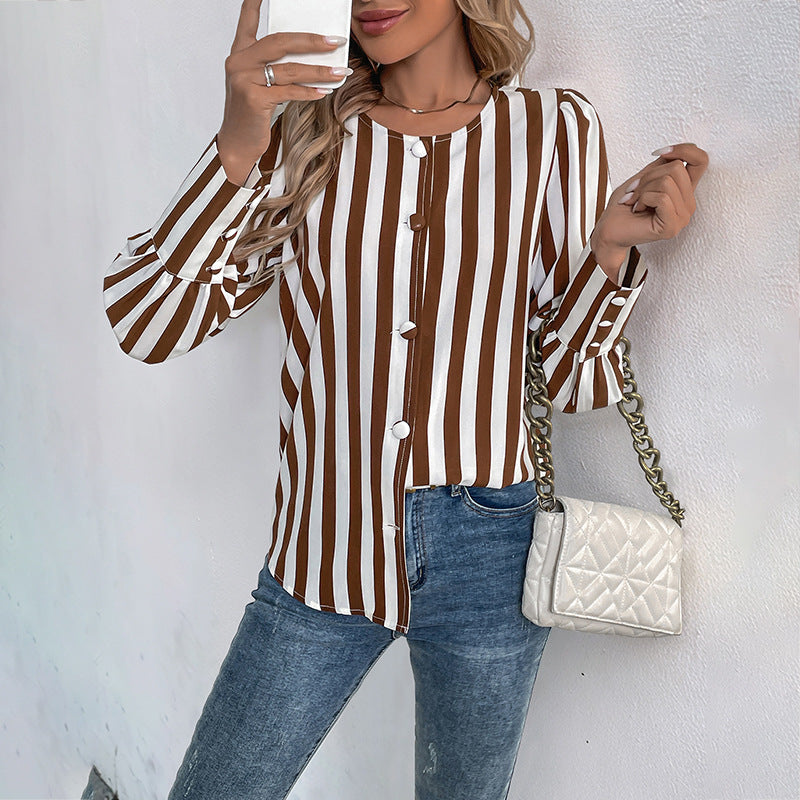 Frau in gestreifter Bluse und Jeans, hält weiße gesteppte Handtasche. Modetrend, Damenmode, Freizeitlook, gestreifte Kleidung, Accessoires.