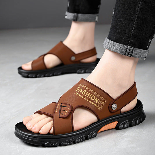 Braune Herrensandalen mit schwarzer Sohle, modisches Design, getragen von Person in hochgekrempelten Jeans. Bequeme Sommerschuhe für Männer.