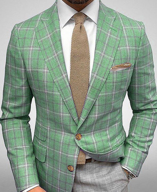 Mann im grünen karierten Anzug mit brauner Krawatte und Einstecktuch. Elegante Herrenmode, stilvoller Business-Look.