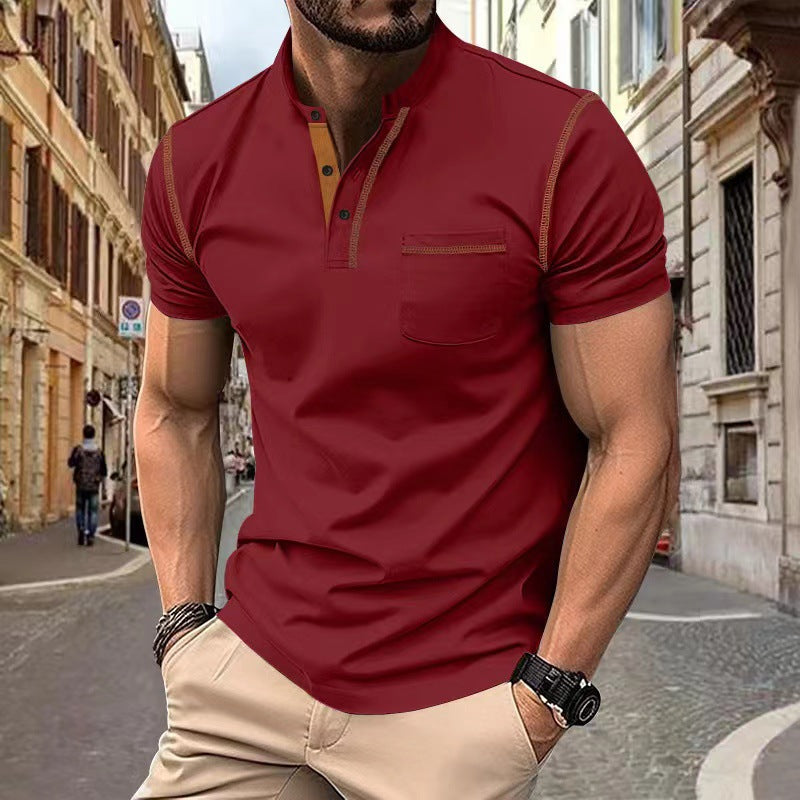 Mann in rotem Polohemd und beiger Hose auf einer städtischen Straße. Mode, Herrenbekleidung, lässiger Stil, urbane Umgebung.