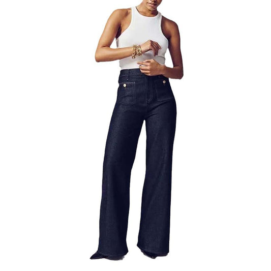 Frau in weißem Tanktop und dunkelblauer Schlaghose, modisch, lässig, Streetwear, Damenmode, trendige Outfits, stilvolle Kleidung.
