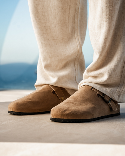 Herren Slip-On-Clogs mit strukturierter Form und glatter Sohle