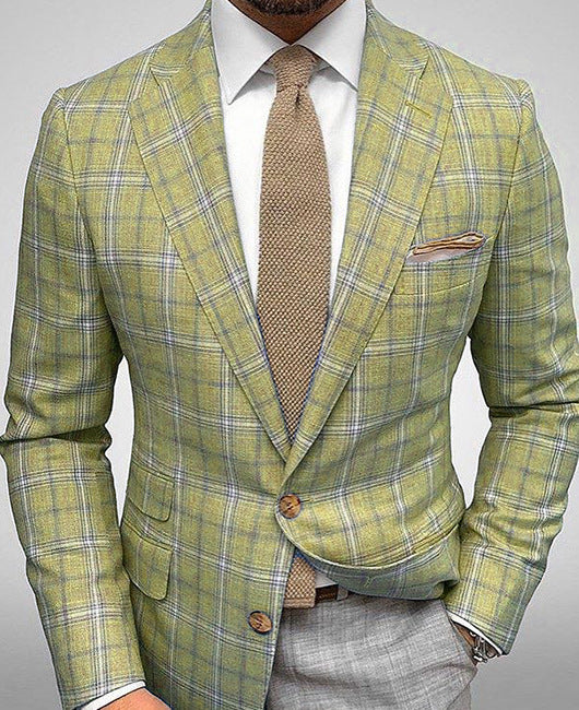 Mann im eleganten, karierten gelben Sakko mit brauner Krawatte und Einstecktuch. Stilvolle Herrenmode, Business-Outfit, modischer Anzug.