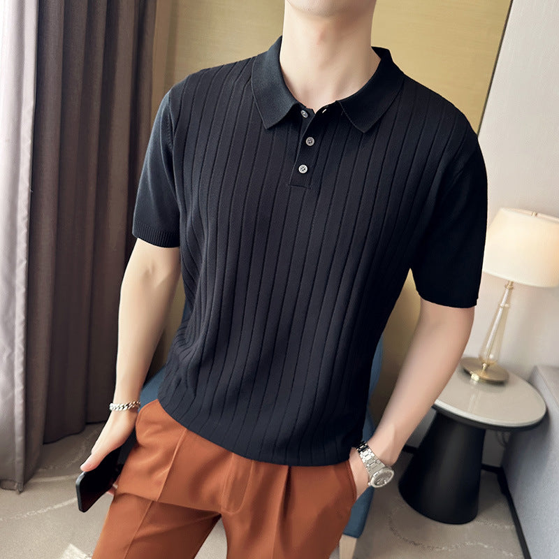 Mann trägt schwarzes Poloshirt mit Streifenmuster, kombiniert mit brauner Hose. Elegante Herrenmode, modernes Design, stilvolle Freizeitkleidung.