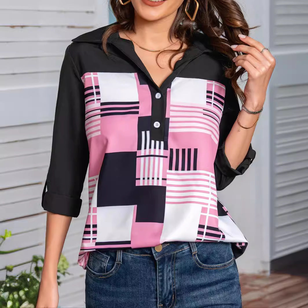 Frau trägt modische Bluse mit geometrischem Muster in Schwarz, Rosa und Weiß, kombiniert mit blauen Jeans. Perfekt für lässige Outfits.