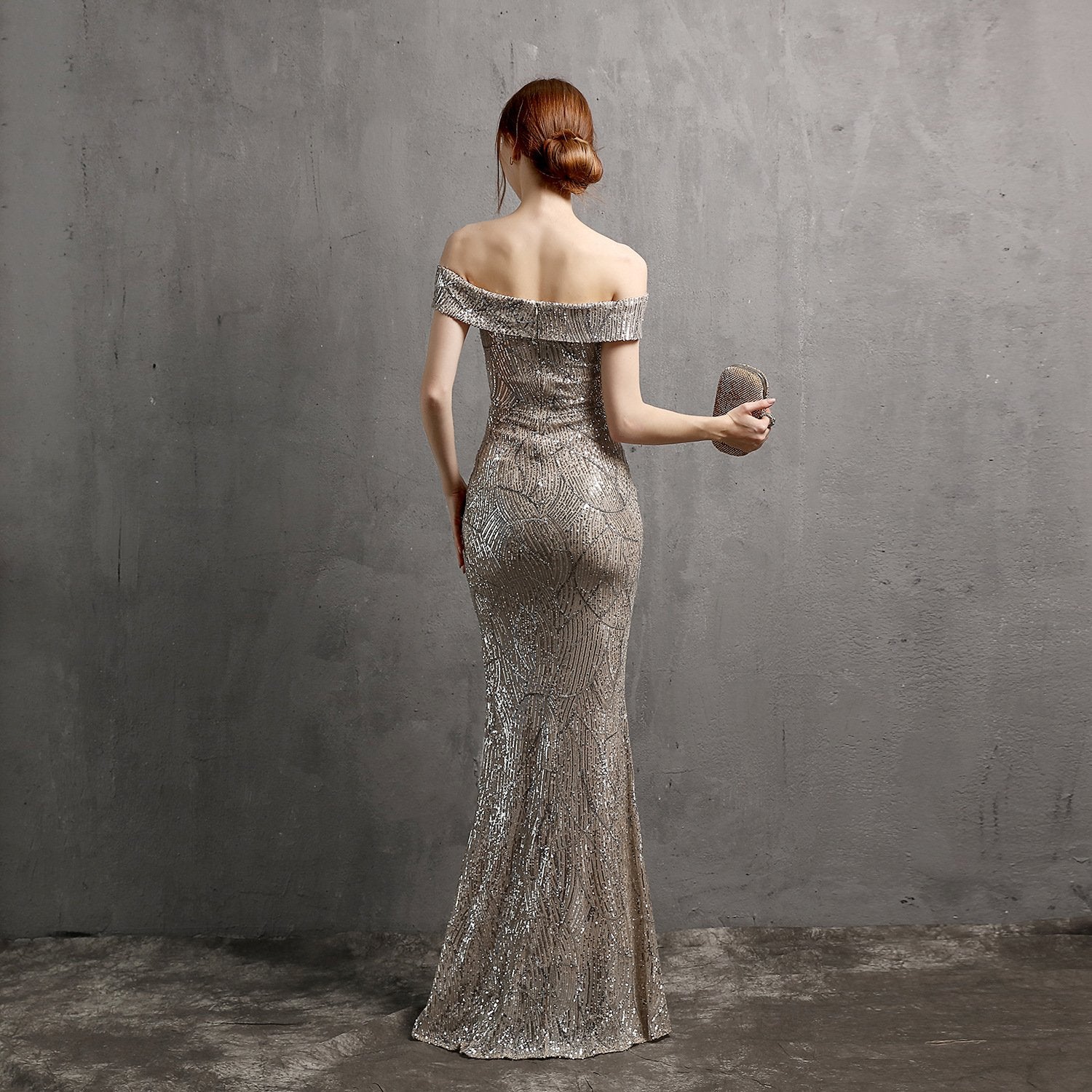 Frau in elegantes, schulterfreies Abendkleid mit Pailletten, hält Clutch. Perfekt für Gala, Ball oder Hochzeit. Glamouröse Mode, Rückansicht.