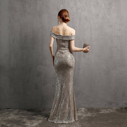 Frau in elegantes, schulterfreies Abendkleid mit Pailletten, hält Clutch. Perfekt für Gala, Ball oder Hochzeit. Glamouröse Mode, Rückansicht.