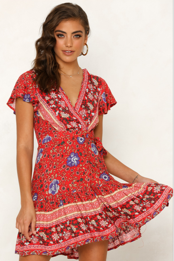Bedrucktes V-Ausschnitt-Kleid mit kurzen Ärmeln und asymmetrischem Saum | Perfekt für den Sommer