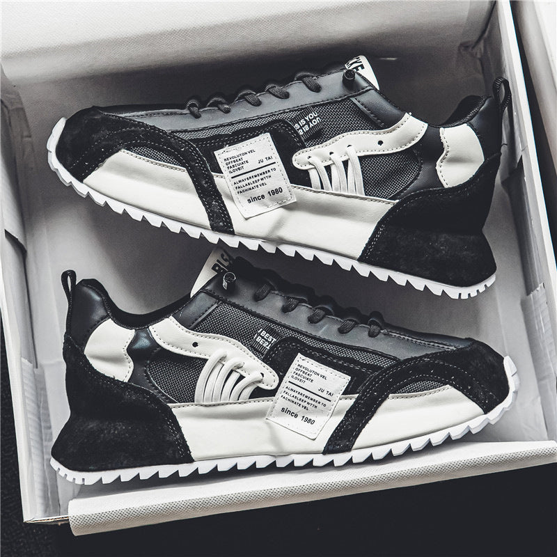 Schwarze und weiße Sneaker in einem Karton, modernes Design, sportlicher Stil, seit 1980, bequeme Freizeitschuhe, trendige Herrenmode.