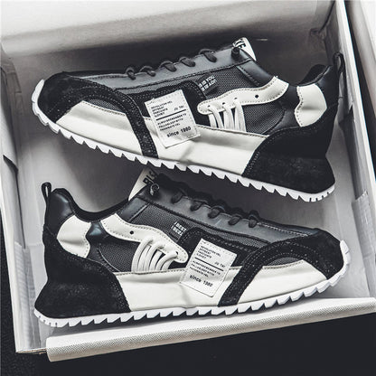 Schwarze und weiße Sneaker in einem Karton, modernes Design, sportlicher Stil, seit 1980, bequeme Freizeitschuhe, trendige Herrenmode.