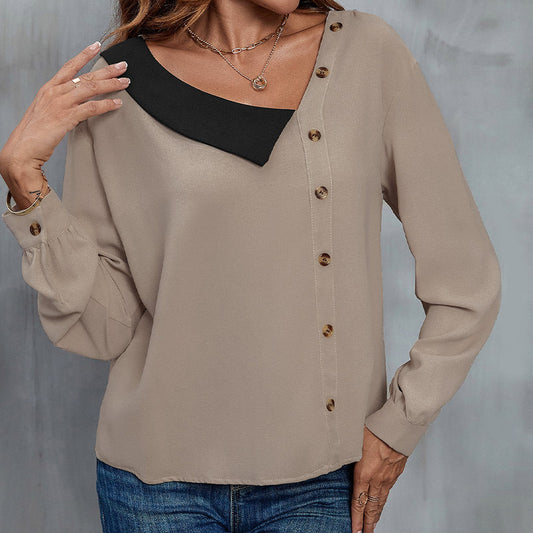 Frau trägt beige Bluse mit asymmetrischem Kragen und Knopfleiste, kombiniert mit blauer Jeans. Modetrend, Damenmode, eleganter Look.