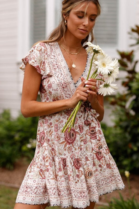 Bedrucktes V-Ausschnitt-Kleid mit kurzen Ärmeln und asymmetrischem Saum | Perfekt für den Sommer