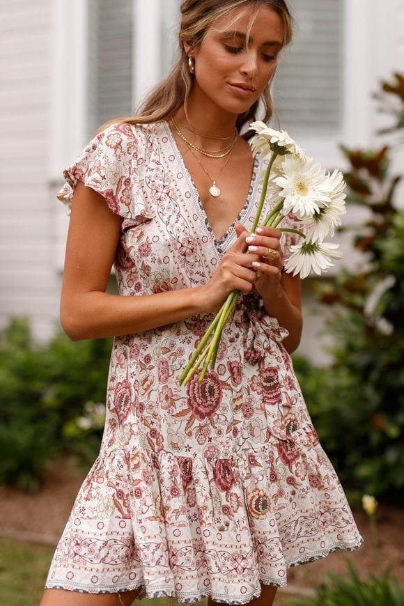 Bedrucktes V-Ausschnitt-Kleid mit kurzen Ärmeln und asymmetrischem Saum | Perfekt für den Sommer