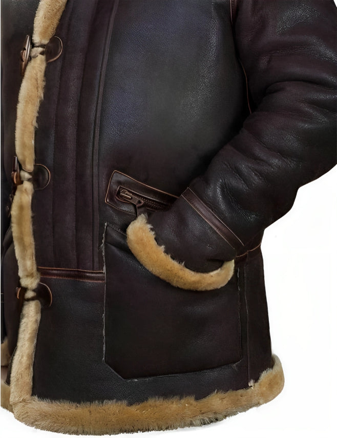 Dunkelbraune Lammfelljacke mit beigem Fellfutter, Knebelknöpfen und Seitentaschen. Wintermode, warme Oberbekleidung, stilvolle Herrenjacke.