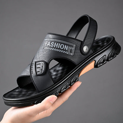 Schwarze Herrensandale mit modischem Design, rutschfester Sohle und verstellbarem Riemen, ideal für Sommer und Freizeit.