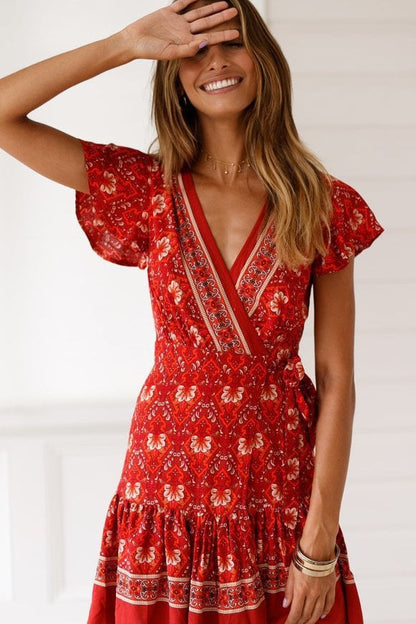 Bedrucktes V-Ausschnitt-Kleid mit kurzen Ärmeln und asymmetrischem Saum | Perfekt für den Sommer