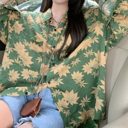 Frau in grünem Hemd mit gelbem Ahornblattmuster, sitzt in Auto. Modetrend, lässiger Stil, Herbstmode, Damenbekleidung, Freizeitlook.