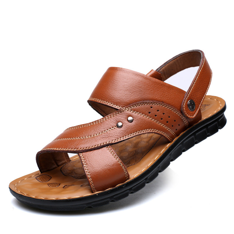 Braune Ledersandale für Herren mit schwarzer Sohle, verstellbarem Riemen und atmungsaktivem Design. Ideal für Sommer und Freizeit.
