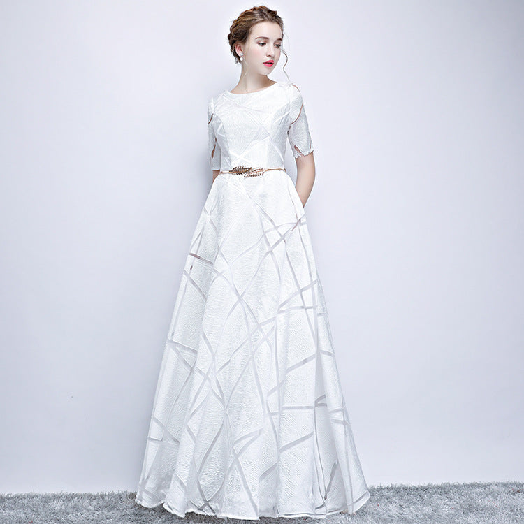 Elegantes weißes Abendkleid mit geometrischem Muster, kurzen Ärmeln und Gürtel. Perfekt für formelle Anlässe und Hochzeiten.
